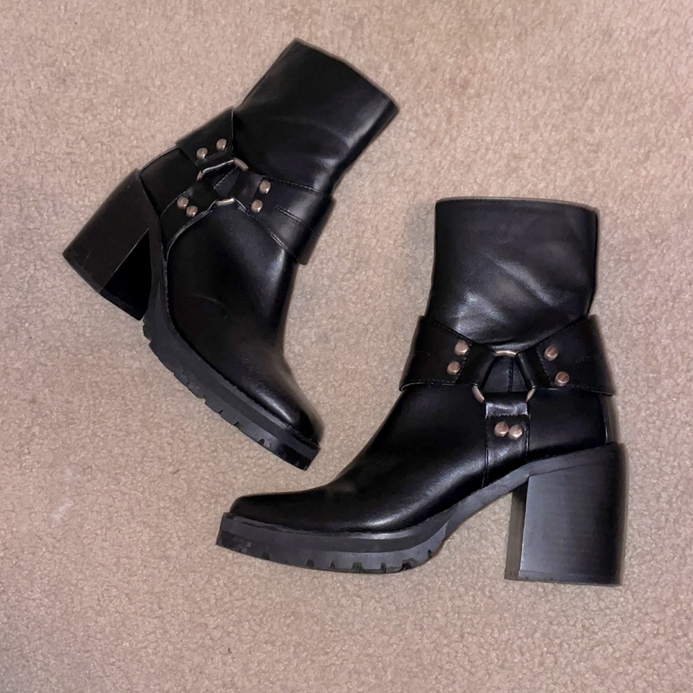 Black heeled o ring moto boots